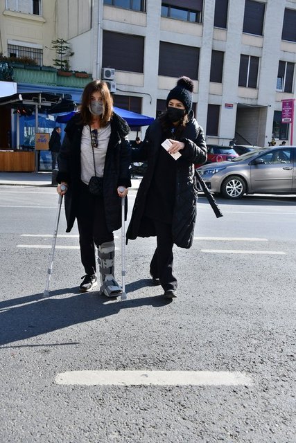 ANNESİ NİLGÜN KEÇELİ'NİN AYAK BİLEĞİNİ KIRDIĞINI BELİRTEN NAZLI KEÇİLİ, BEBEK'TE ANNESİNE YARDIMCI OLARAK ARACAINA BİNDİRDİ.