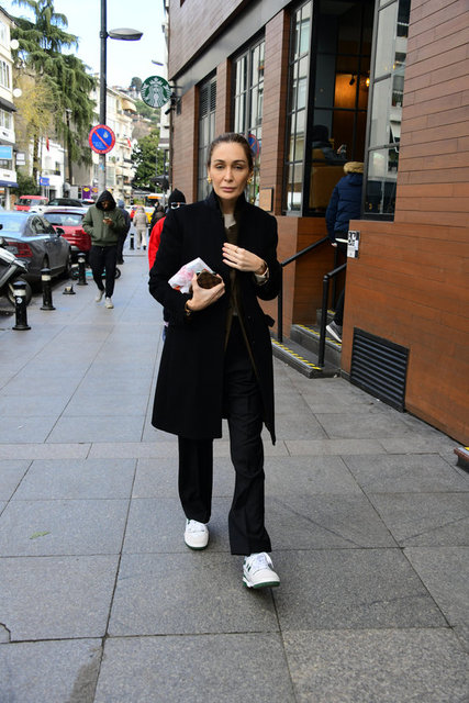 BURCU ERÇİL, SOĞUK HAVAYA RAĞMEN YÜRÜYÜŞE DEVAM ETTİ