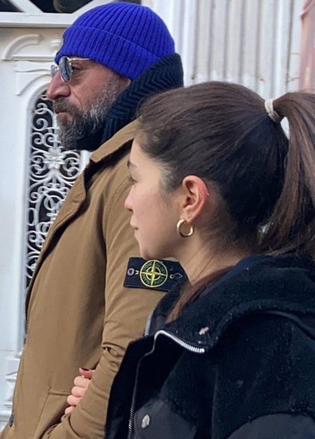 ASLI ENVER'LE İLGİLİ SORULARI YANITSIZ BIRAKAN ENVER, KIZININ YANINDA SESSİZ KALDI