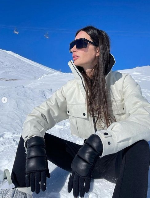 YAZ KIŞ STİLİYLE ÇOK KONUŞULAN YASEMİN ÖZİLHAN, KAYAK KOMBİNİYLE OBJEKTİFE POZ VERDİ