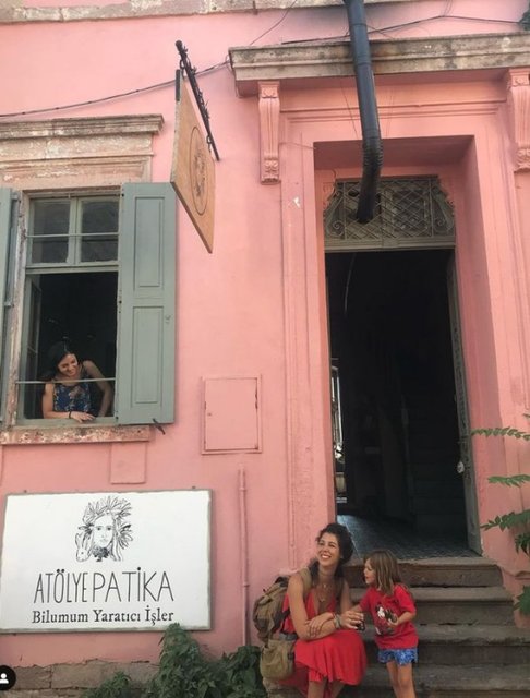 BOYNER, AYNI ZAMANDA AYVALIK'TA DOĞAL ÜRÜNLERİN YER ALDIĞI ATÖLYE PATİKA'NIN SAHİBİ