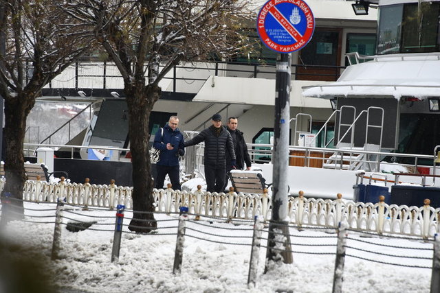 ÖMER KOÇ, KARLI HAVAYA RAĞMEN DENİZ KENARINDA YÜRÜYÜŞ YAPTI