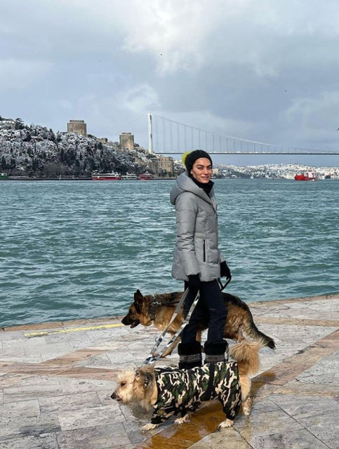 HANDE SUBAŞI, YÜRÜYÜŞE İKİ KÖPEKLERİNİ DE DAHİL ETTİ.