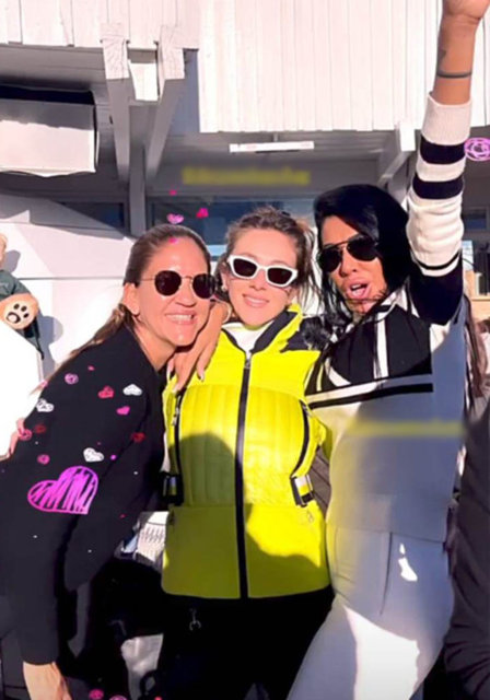 AYŞE SAN, COURCHEVEL'DE KIZ ARKADAŞLARIYLA EPEY EĞLENDİ
