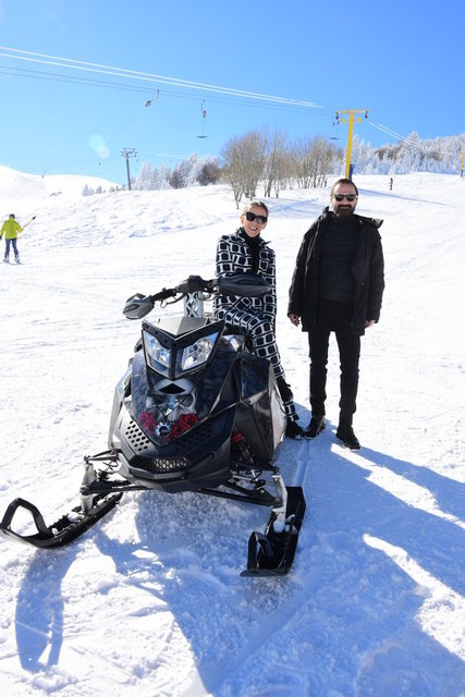 OZAN VE BAHAR ŞER ÇİFTİ ULUDAĞ'DA KAYAK MOTORUYLA GEZDİ.