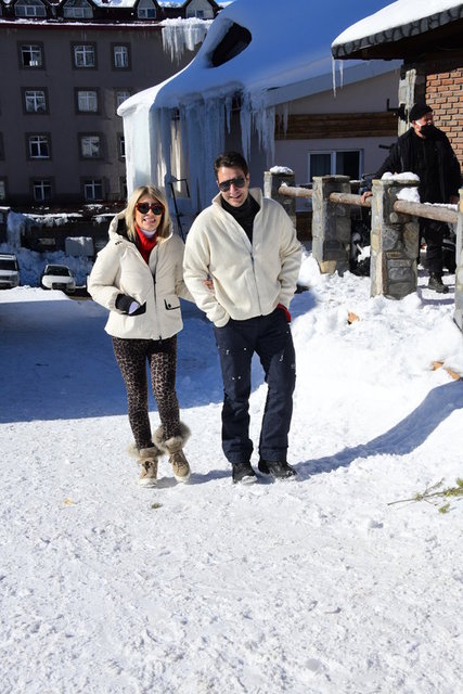 ABDULLAH VE SELİN BURNAZ ÇİFTİ TATİL İÇİN GÖZDE KAYAK MERKEZİ ULUDAĞ'I TERCİH ETTİ.