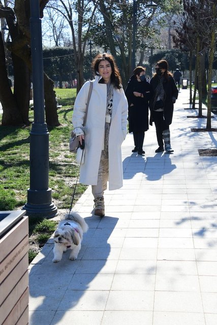 NAZLI KEÇİLİ BEBEK'TE KÖPEĞİNİ GEZDİRDİ.