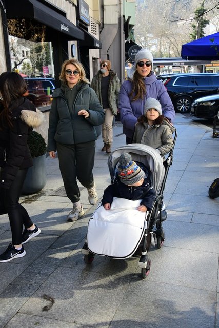 ANNESİ DİLEK TÜRKER İLE BİRLİKTE ÇOCUKLARINI GEZDİREN LARA TÜRKER ÜNSAL, AİLESİYLE GÜZEL HAVANIN KEYFİNİ ÇIKARDI.