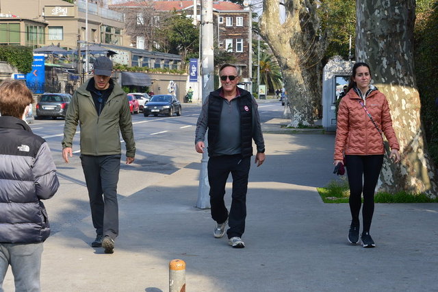 İŞ İNSANI BÜLENT ECZACIBAŞI, KIZI ESRA VE DAMADI MURAT COŞKUN'LA BİRLİKTE YÜRÜYÜŞ YAPTI.