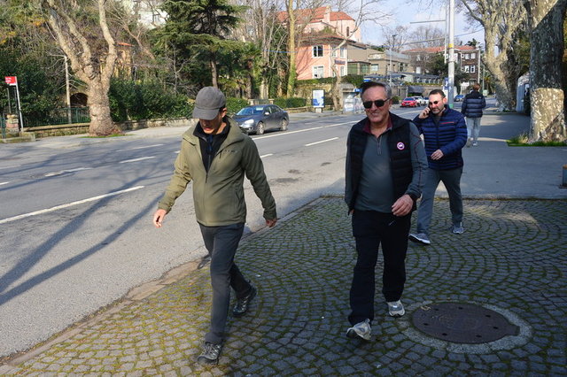 YENİKÖY SAHİLİNDE SPOR YAPAN ECZACIBAŞI AİLESİ DAHA SONRA BİR KAFEYE GİREREK KAHVALTI YAPTI.