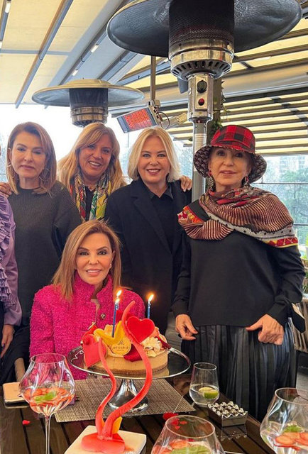FERYAL GÜLMAN YENİ YAŞINI DOSTLARIYLA BİRLİKTE KUTLADI.