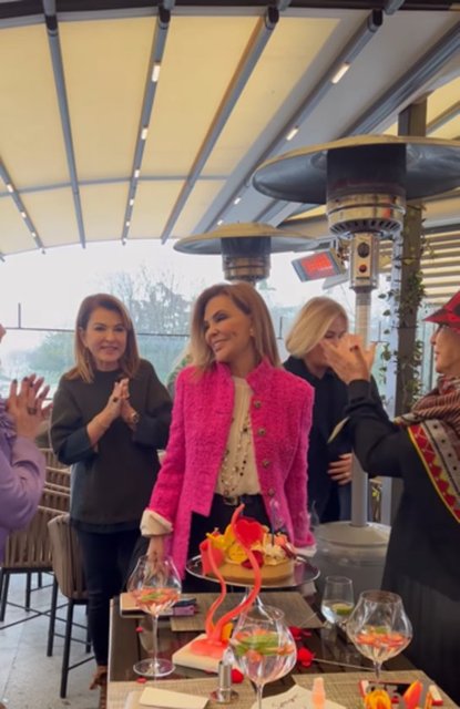 FERYAL GÜLMAN'A SÜRPRİZ BİR DOĞUM GÜNÜ DÜZENLEYEN MERİH TURAN, HÜLYA BİREN VE AYNUR ÖZDERİCİ DOSTLARINI MUTLU GÜNÜNDE YALNIZ BIRAKMADI.