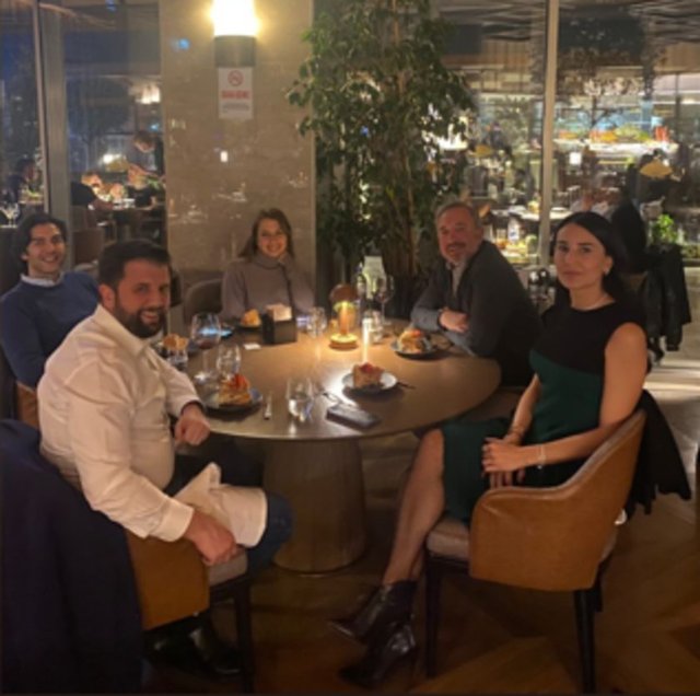 AKFEN HOLDİNG YÖNETİM KURULU BAŞKANI HAMDİ AKIN, KIZLARI PELİN AKIN ÖZALP, DİLARA AKIN, OĞLU SELİM AKIN VE DAMADI CEM BAVER ÖZALP İLE BİR ARAYA GELDİ.