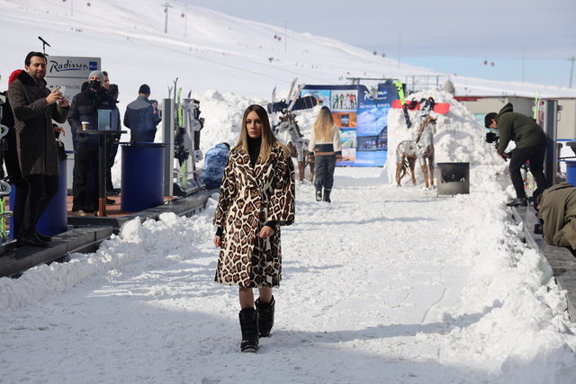 MANKENLER WİNTER FASHION WEEK KAPSAMINDA KARDA YÜRÜDÜ.