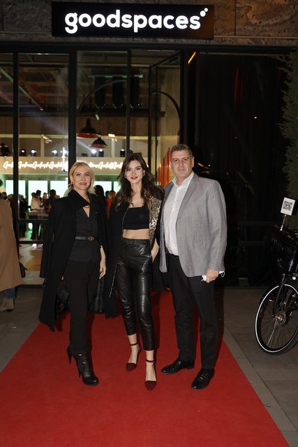 FATOŞ VE MERT MİLDON ÇİFTİ ÖDÜL ETKİNLİĞE KIZLARI ALARA MİLDON İLE BİRLİKTE GELDİ.