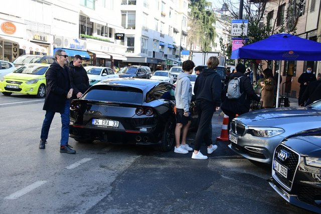 İŞ İNSANI LÜKS ARACINI VALEYE TESLİM ETTİKTEN SONRA BİR MEKANA GİRİŞ YAPTI.