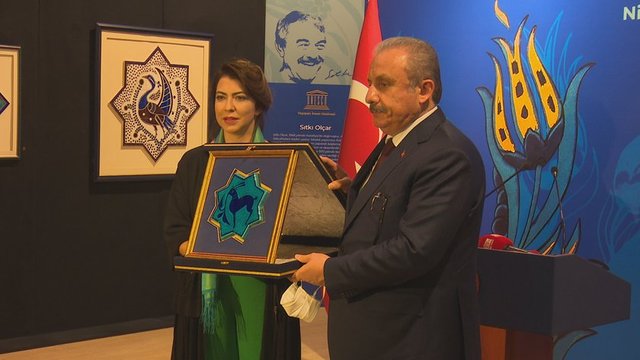 SANATÇI NİDA OLÇAR, TÜRKİYE BÜYÜK MİLLET MECLİSİ BAŞKANI MUSTAFA ŞENTOP'A YAPTIĞI ESERDEN HEDİYE ETTİ.