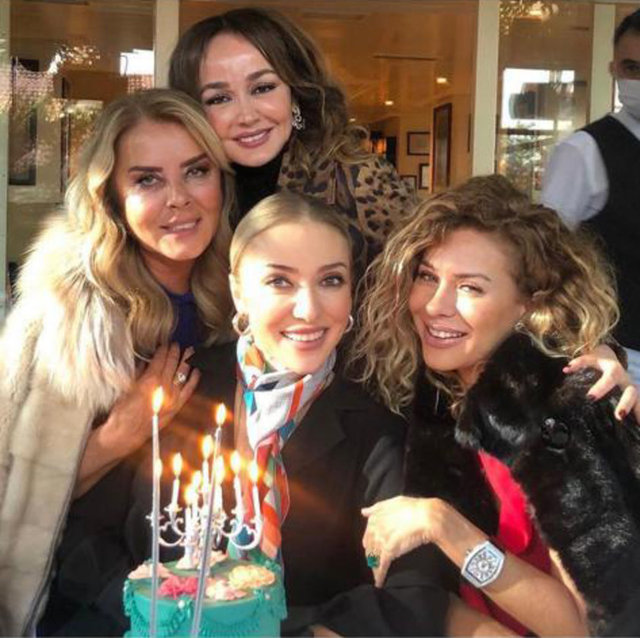 HÜLYA KALYONCU VE NURAY FENERCİOĞLU YAKIN DOSTLARI PERVİN ERSOY'UN DOĞUM GÜNÜNÜ KUTLADI.