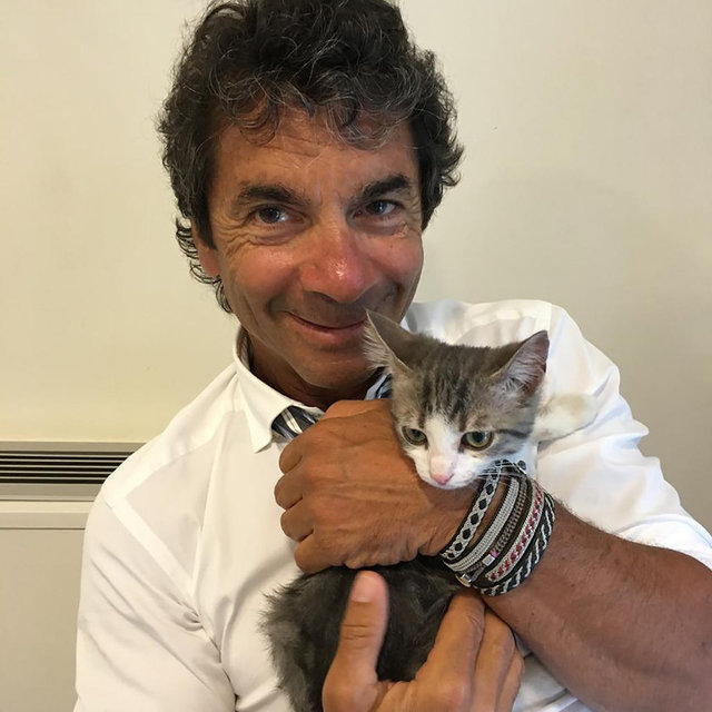 CEM HAKKO, EŞİ RONİT HANIM'IN KEDİSİNİ ÇOK SEVİYOR