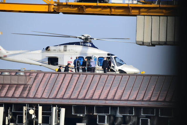 DİVAN OTEL'DE MİSAFİRLERİYLE YEMEK YİYEN ÖMER KOÇ, TRAFİK NEDENİYLE HELİKOPTERLE TAKSİM'DEN AYRILDI.