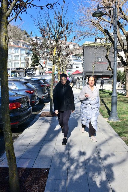 MARIA ELHADEF BİR ARKADAŞIYLA BİRLİKTE BOĞAZ'A KARŞI YÜRÜDÜ.