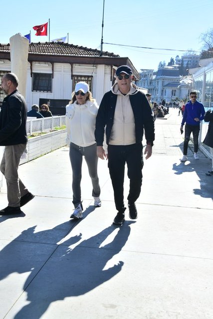 BEŞİKTAŞ SPOR KULÜBÜ ESKİ BAŞKANLARINDAN FİKRET ORMAN SEVGİLİSİ TUĞBA COŞKUN'LA BİRLİKTE BEBEK'TE YÜRÜYÜŞ YAPTI.