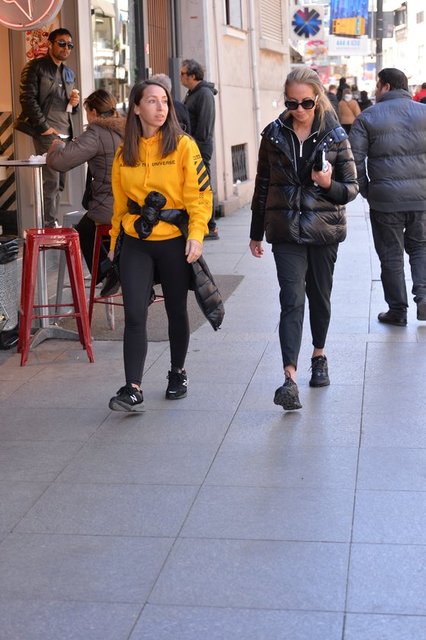 BİRLİKTE YÜRÜYÜŞ YAPAN İPEK ÖZİLHAN ÖZKAN VE BANU AKSOY DAHA SONRA BEBEK'TEN AYRILDI.
