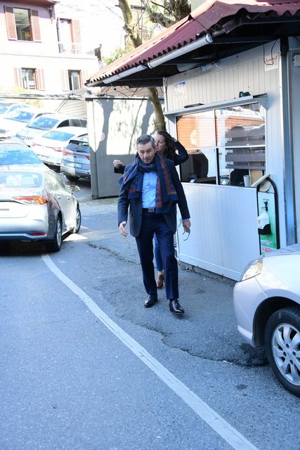 KIZIYLA BİRLİKTE BEBEK'TE YÜRÜYÜŞ YAPAN İŞ İNSANI ÖMER DİNÇKÖK, BOĞAZ'DA STRES ATTI.