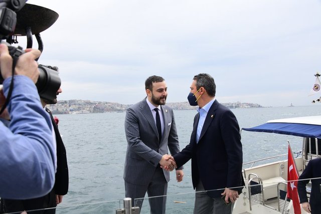 ÖZEL DAVETE TEKNEYLE GELEN KOÇ HOLDİNG BİLGİ GRUBU BAŞAKANI VE FENERBAHÇE SPOR KULÜBÜ BAŞKANI ALİ KOÇ'U MIZALLE YÖNETİM KURULU BAŞKANI EYMEN SARAÇ KARŞILADI.