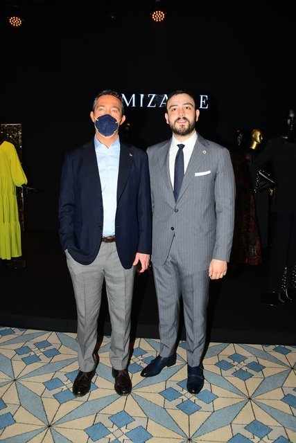 MODASEVERLERİN İLGİYLE YENİ KREASYONLARINI BEKLEDİĞİ MIZALLE İLKBAHAR/YAZ KOLEKSİYONUNU MARKANIN YÖNETİM KURULU BAŞKANI EYMEN SARAÇ'IN ÖZEL DAVETİYLE TANITILDI. KOLEKSİYONU GÖRMEYE İŞ İNSANI ALİ KOÇ'DA GELDİ.