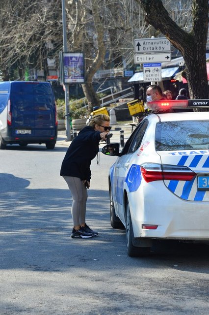 POLİSTEN İZİN ALARAK ARABASINI PARK EDEN BURCU ŞENDİR,  BEBEK'TE ATM'DEN PARA ÇEKTİ.