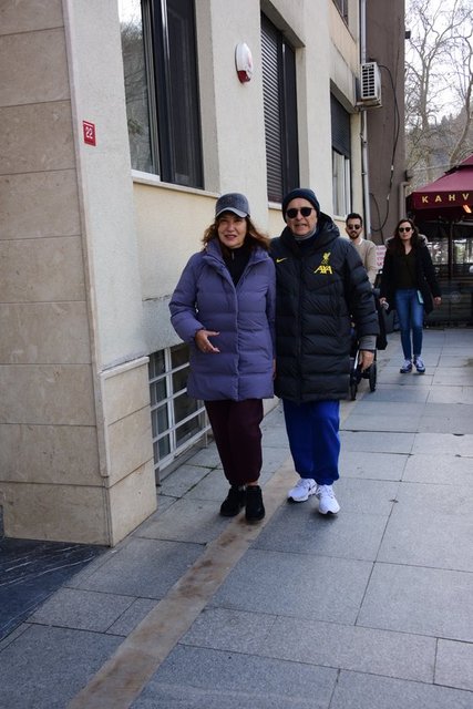 HÜSNÜ GÜRELİ VE EŞİ ASUMAN GÜRELİ, BOĞAZ'DA SOHBET EDEREK YÜRÜDÜ.
