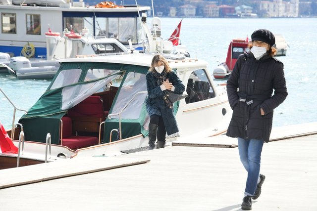 BOYNER HOLDİNG YÖNETİM KURULU ÜYESİ İŞ KADINI ÜMİT BOYNER BEBEK İSKELESİNDE TEKNEDEN İNERKEN GÖRÜNTÜLENDİ.