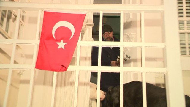 ÖNDER ÖZTARHAN OYUNCU ASLI ENVER İLE AŞK YAŞIYOR MUSUNUZ? SORULARINI YANITSIZ BIRAKTI.