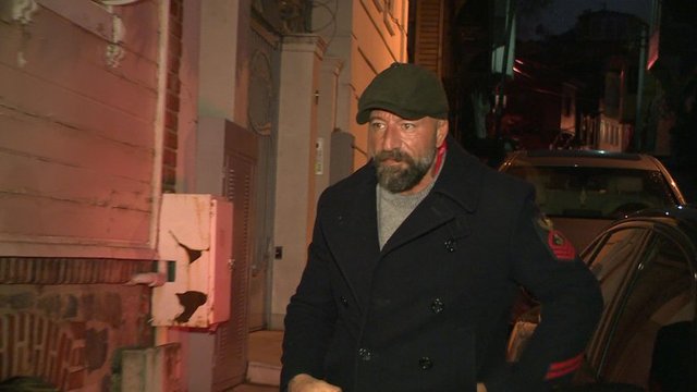 ÖNDER ÖZTARHAN EMİRGAN'DA Kİ EVİNDE OBJEKTİFLERE YANSIDI.