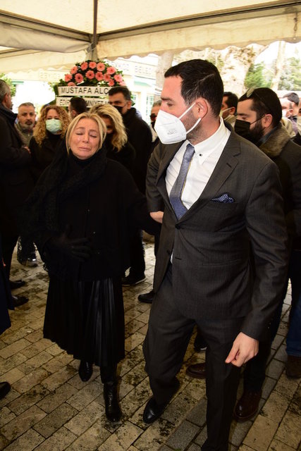 İŞ İNSANI KAAN SERT ANNESİ NEŞE SERT'İ CENAZE TÖRENİNDE YALNIZ BIRAKMADI.