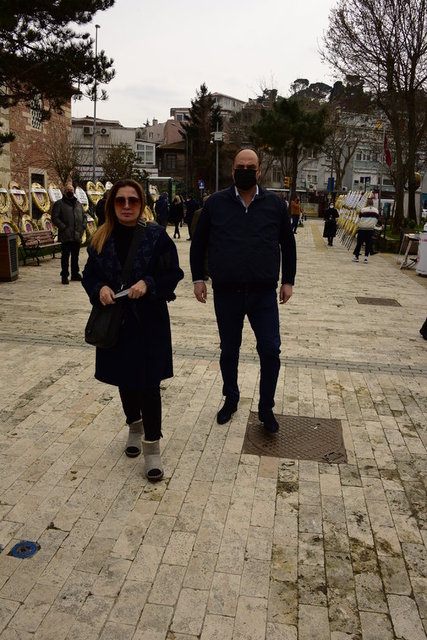 FATİH VE ESRA ÖZTÜRK ÇİFTİ CENAZE TÖRENİNE BİRLİKTE KATILDI.