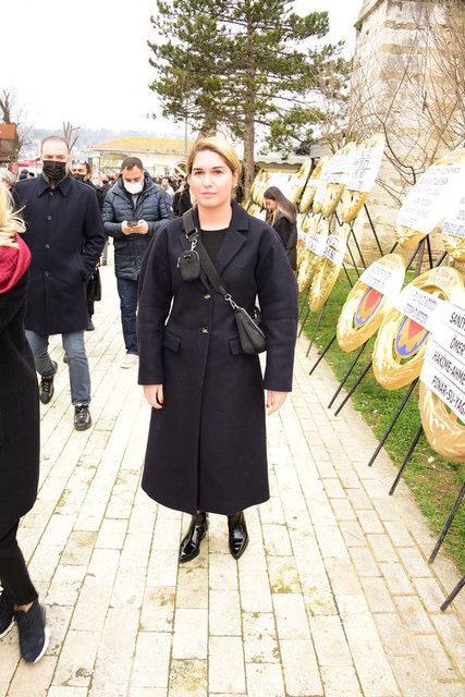 İPEK TOPLUSOY SERT AİLESİ İÇİN CERNAZE TÖRENİNDEYDİ.