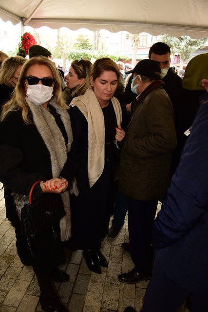NURAY FENERCİOĞLU VE İPEK TOPLUSOY CENAZE TÖRENİNDE BİR ARAYA GELDİ.