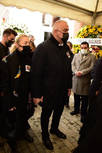KÜLTÜR VE TURİZM BAKANI MEHMET NURİ ERSOY VE EŞİ PERVİN ERSOY İŞ NSANI ÜNSAL SERT'İ HÜZÜN İÇİNDE SON YOLCULUĞUNA UĞURLADI.