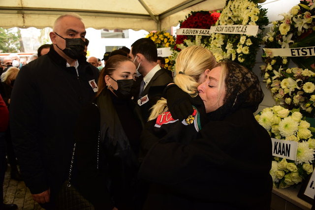 CENAZE TÖRENİNDE MERHUM ÜNSAL SERT'İN EŞİ NEŞE SERT ZOR ANLAR YAŞADI.