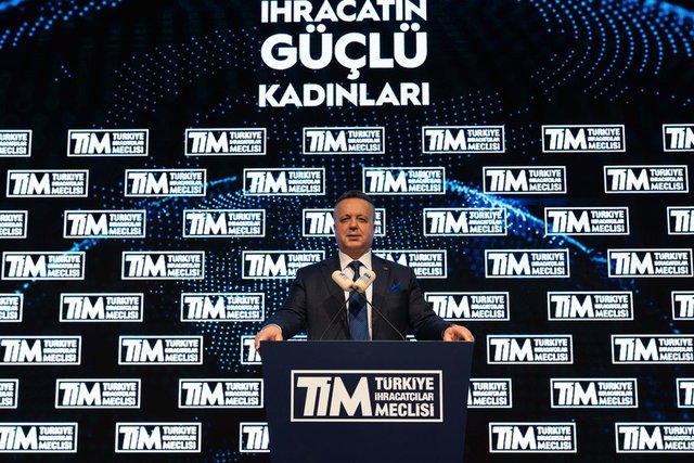 TÜRKİYE İHRACATÇILAR MECLİSİ BAŞKANI İSMAİL GÜLLE TÖREN ÖNCESİNDE KONUŞMA YAPTI.
