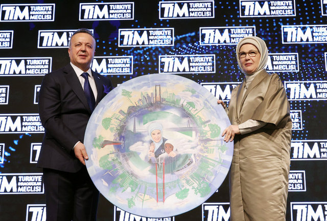 TÜRKİYE İHRACATÇILAR MECLİSİ BAŞKANI İSMAİL GÜLLE VE CUMHURBAŞKANI RECEP TAYYİP ERDOĞAN'IN EŞİ EMİNE ERDOĞAN, İHRACATIN GÜÇLÜ KADINLARI ÖDÜL TÖRENİNDE BİR ARAYA GELDİ.