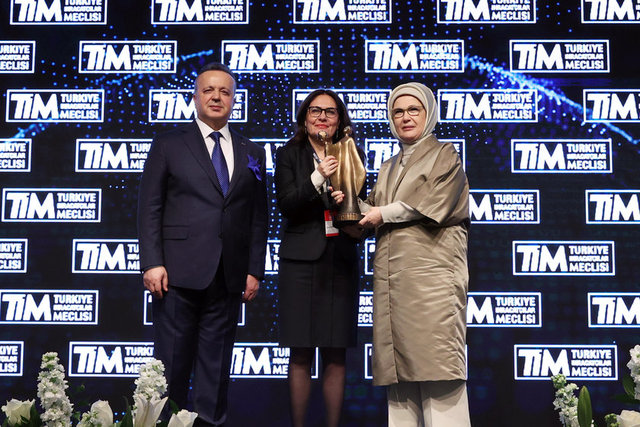 CUMHURBAŞKANI RECEP TAYYİP ERDOĞAN'IN EŞİ EMİNE ERDOĞAN VE TİM BAŞKANI İSMAİL GÜLLE ÖDÜLLERİ BİRLİKTE VERDİ.