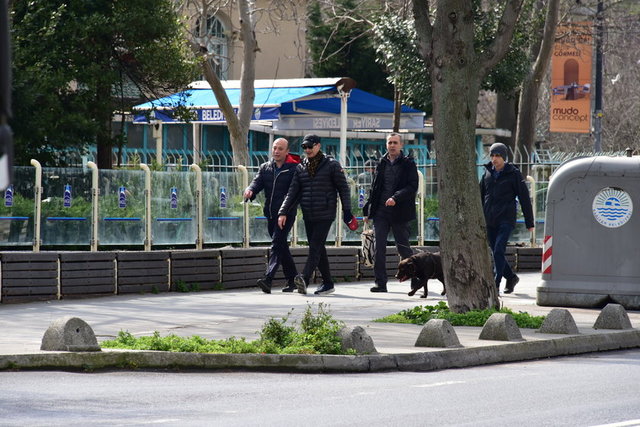İŞ İNSANI ÖMER KOÇ, KÖPEĞİNİ DE GEZDİRDİ.