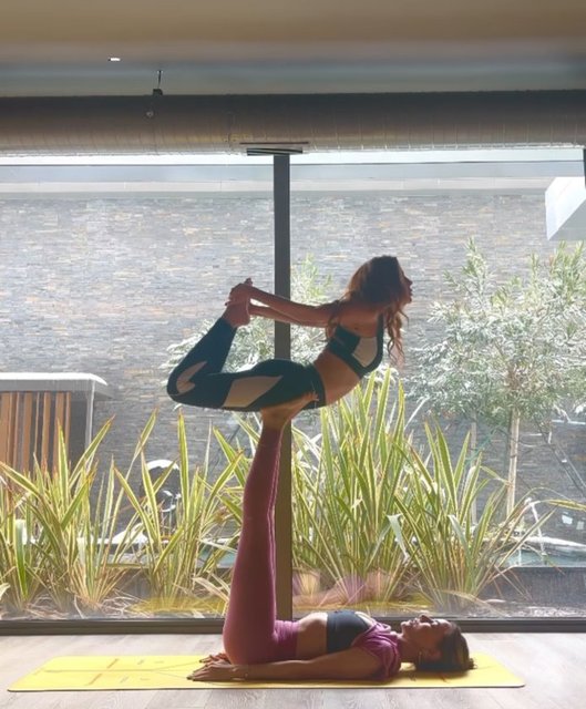 ETEL BALER YOGA YAPTIĞI FOTOĞRAFLARIYLA TAKİPÇİLERİNDEN BEĞENİ TOPLADI.