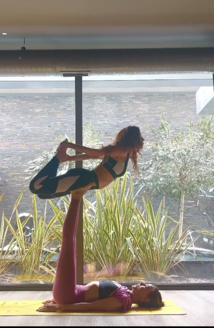 YOGA VE SAĞLIKLI BESLENMEYİ HAYATINDAN HİÇ ÇIKARMAYAN ETEL BALER, İKİ ÇOCUK ANNESİDİR.