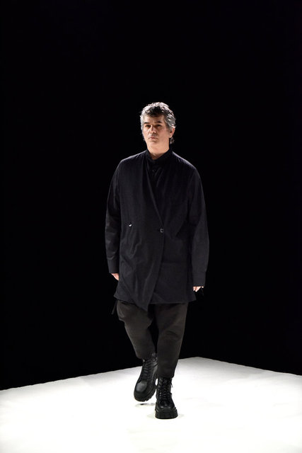 MODACI FARUK BİÇER, CRYPTO-ANARCHSIM DEFİLESİNİ FASHION WEEK ISTANBUL'DA DJİTAL OLARAK SERGİLEDİ.