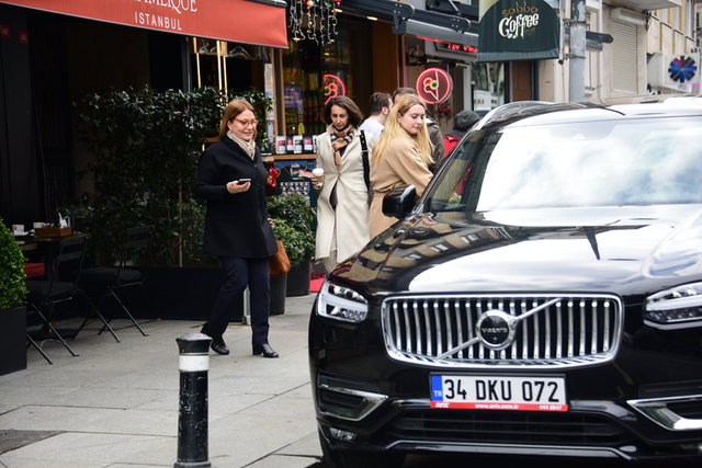 MODA TUTKUNU HANIMLARIN BAŞINDA GELEN CAROLINE KOÇ, KIŞ KOMBİNLERİNDE SADELİKTEN YANA.
