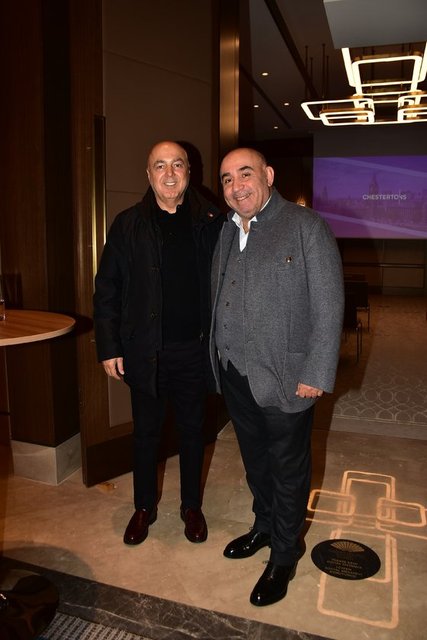 İŞ İNSANI YALÇIN AYAYDIN ARKADAŞI TAMER GEÇGÖREN İLE BİRLİKTE ETKİNLİKTE YATIRIM TAVSİYELERİNİ DİNLEDİ.